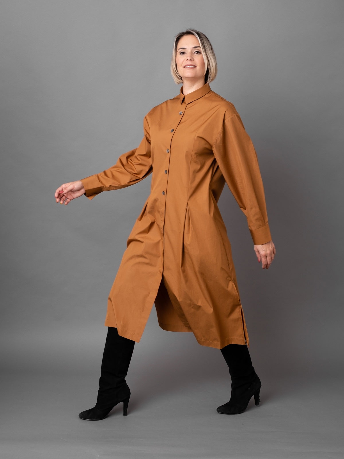 Kleid Martigny mit Oversize Ärmel in Farbe Cognac