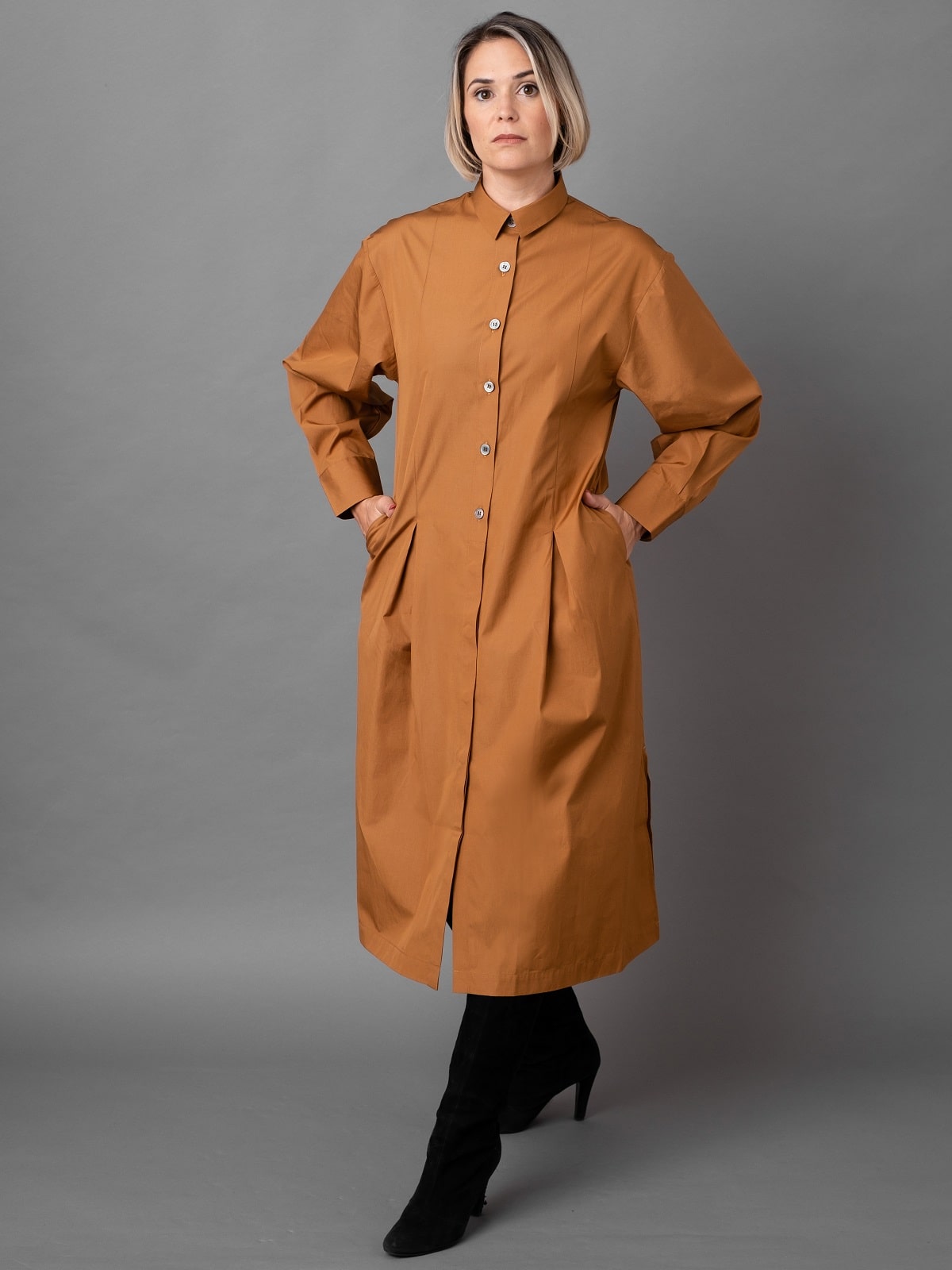 Kleid Martigny mit Oversize Ärmel in Farbe Cognac